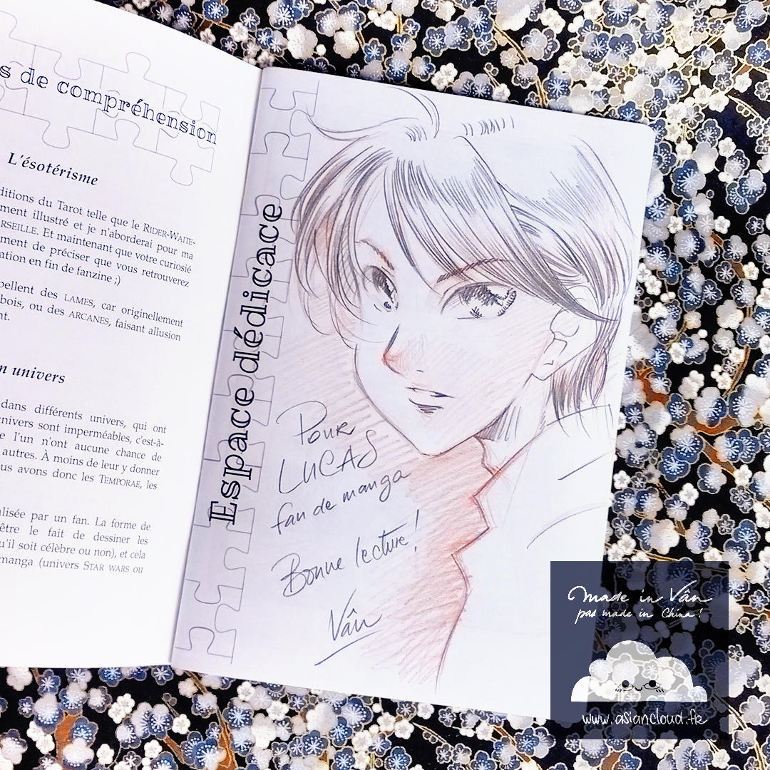 Livre fait main sur le thème du tarot avec un dessin personnalisé au crayon d'un adolescent aux cheveux noirs de style manga